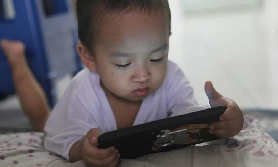 Tổ Chức Bảo Vệ Trẻ Em Kêu Gọi Chặn Nội Dung Không Lành Mạnh Trên YouTube Kids